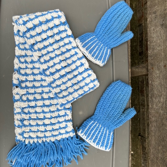 Kids knitted mitten and scarf set - Picture 1 of 1